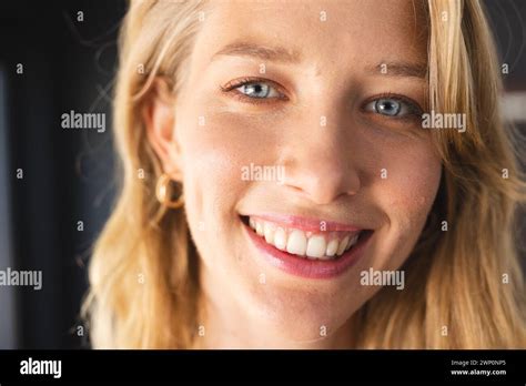Femme Blonde Yeux Bleus Banque De Photographies Et Dimages Haute R Solution Alamy