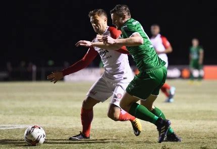 Jugador de fútbol gay Andy Brennan sale del armario CromosomaX