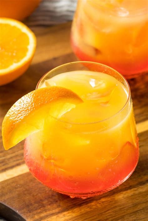 Best Fruity Alcoholic Drinks To Sip Poolside Insanely Good