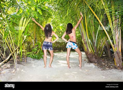 Zwei M Dchen Im Bikini Ber Hren H Nde Mit Dschungel Bl Tter Auf Den Malediven Insel
