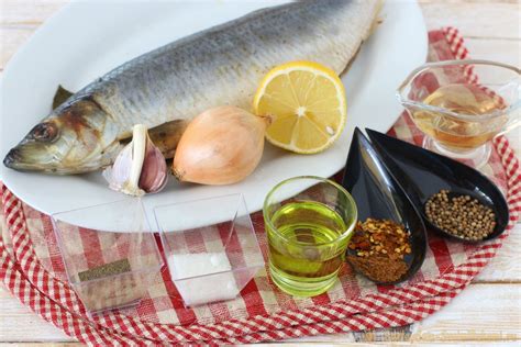 Сельдь маринованная в банке с пряностями и лимоном