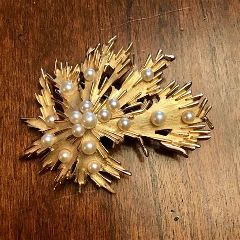 1960 S CROWN TRIFARI GOLD TONE FINISH FAUX PEARL STAR Gem