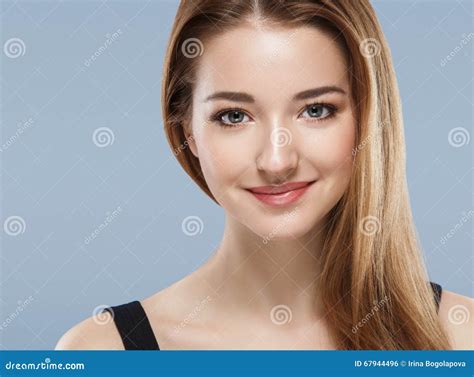 Belle Fin De Visage De Femme Vers Le Haut De Jeune Studio De Portrait