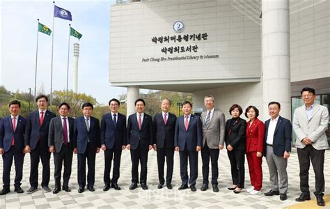 박정희 대통령 기념관 앞에서 기념촬영하는 김기현 대표