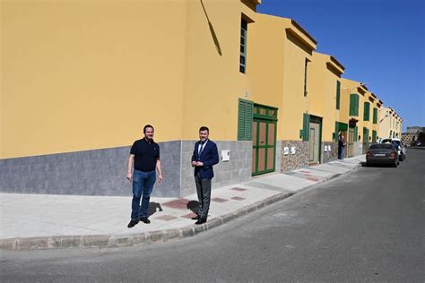 El alcalde de Gáldar visita la renovación de las aceras de la