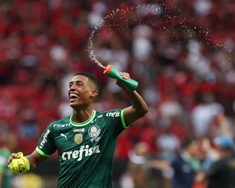 Palmeiras vai aos microfones após investida milionária para vender