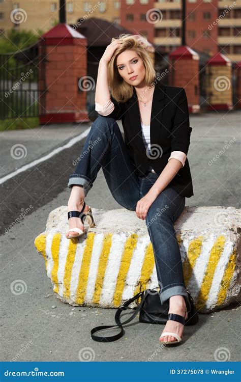 Belle Femme Triste S Asseyant Sur Le Trottoir Photo Stock Image Du