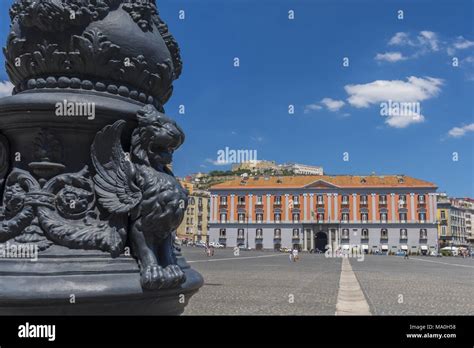 Palazzo Salerno Auf Der Piazza Del Plebiscito Fotos Und Bildmaterial