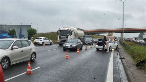 Olbrzymie poranne utrudnienia na trasie S2 po kolizji Utworzył się