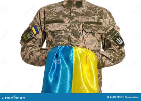 Soldado De Uniforme Militar Bandeira Ucraniana Em Fundo Branco Foto