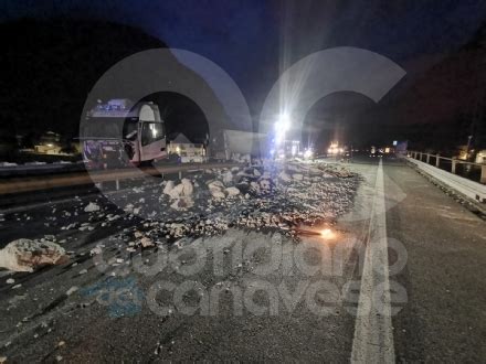 Torino Aosta Camion Si Ribalta E Perde Il Carico Sull Autostrada Si