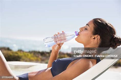 Drink Water Beach Fotografías E Imágenes De Stock Getty Images