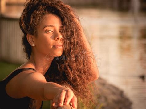 Portrait De Femme De Latina Avec Ses Cheveux Au Dessus De Son Visage Image Stock Image Du