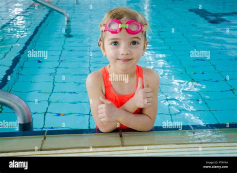 Im Hallenbad Mädchen Stockfotos Und Bilder Kaufen Alamy