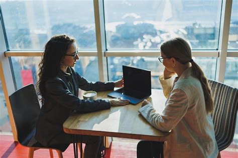 Duas Colegas De Trabalho E Colegas Discutindo O Trabalho Conjunto Em Um