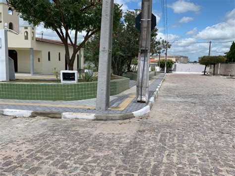 Prefeitura de Ipirá constrói calçada para deficientes visuais e deixa