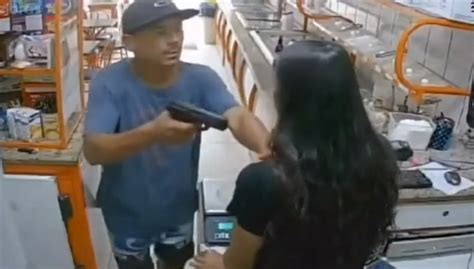 Ladrão se passa por cliente puxa arma na cara da balconista e assalta