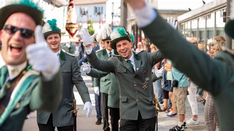 Ausnahmezustand Tausende Sch Tzen Feiern Kreissch Tzenfest In Lenhausen