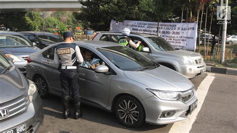 Foto Dishub Sebar Brosur Di Hari Pertama Uji Coba Perluasan Ganjil