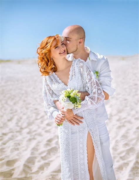 Dia Do Casamento Pares Novos Felizes No Amor Noiva E Noivo Na Praia