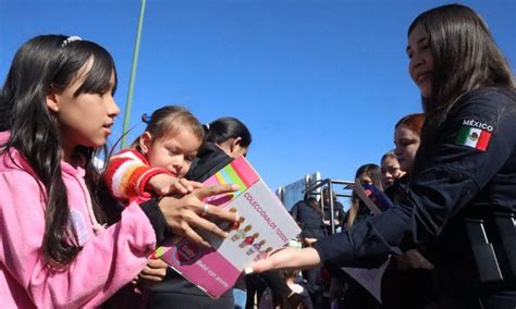 Polic As De Hermosillo Regalan Juguetes A Ni As Y Ni Os Telemax