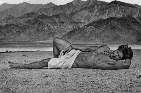 Shirtless Bollywood Men Vidyut Jamwal Almost Naked But Not Hot Bod Bollywood Uber Hunk