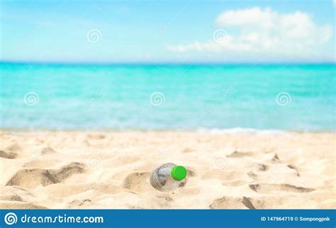 Botellas De Agua De La Basura De La Playa En La Disposici N De Basura