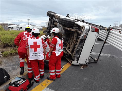 Tráiler impacta a camioneta y provoca accidente en autopista Veracruz