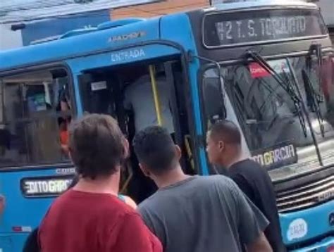 A Gazeta V Deo Motorista E Passageiro Brigam Dentro De Nibus Em