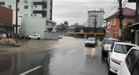 VÍDEO Chuva forte causa alagamentos nas ruas de Brusque