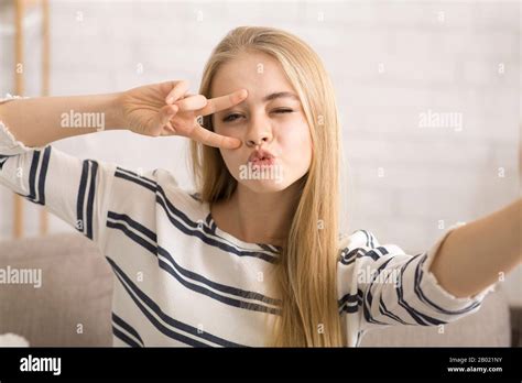 Duck face selfie hi-res stock photography and images - Alamy