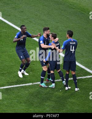 Der französische Olivier Giroud feiert mit Blaise Matuidi nachdem er