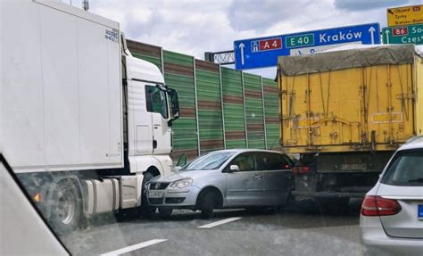 Wypadek w Katowicach na autostradzie A4 obok CH 3 Stawy korek ma już