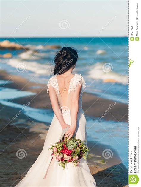 Novia Hermosa Al Aire Libre El Peinado De La Boda Y Compone Imagen De