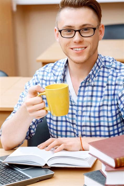 Estudante Novo Que Trabalha Em Uma Biblioteca Imagem De Stock Imagem