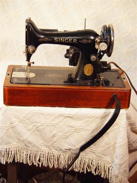 Singer Sewing Machine Model 99 Christmas Tree Edition Domed Walnut Case