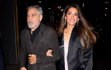 George Clooneys Frau Amal In H Kelkleid Mit Taschen Bei Einem Date