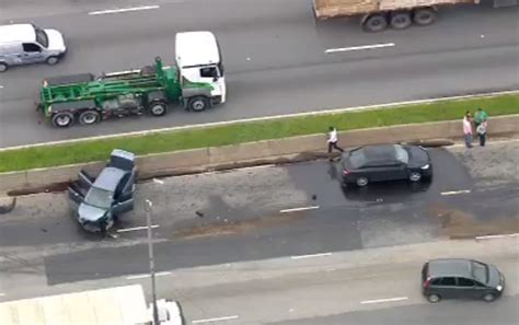 Acidente interdita duas faixas da pista central da Marginal Tietê São