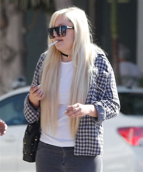 Photo Exclusif Amanda Bynes Discute Et Fume Une Cigarette Avec Une