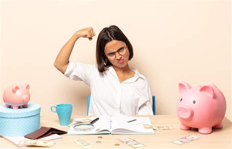 Mujer Latina Joven Que Se Siente Feliz Satisfecha Y Poderosa Flexionando El Ajuste Y B Ceps