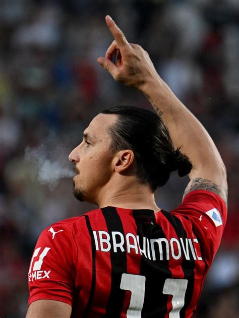 Gaya Ibrahimovic Isap Cerutu Usai Ac Milan Juara Liga Italia