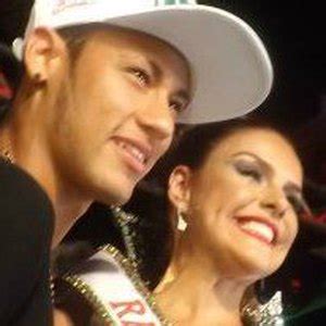 Neymar passa a seguir atriz Paloma Bernardi recém separada de Thiago