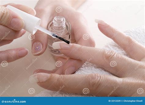 Auftragen Des Freien Nagellacks Stockbild Bild von schönheit gefühl