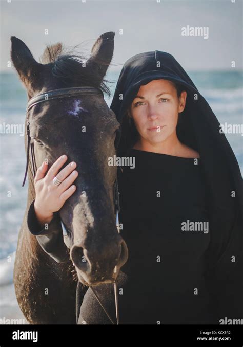 Junge Blonde Frau Streicheln Und Umarmen Pferd Sch Ne Dame Mit Ihren Schwarzen Hengst Am Meer