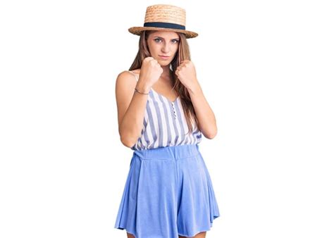 Jeune Belle Femme Blonde Portant Un Chapeau D été Prête à Se Battre Avec Le Poing Geste De