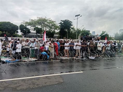 Massa Penolak Ruu Hip Sholat Di Tengah Gerimis Okezone Megapolitan