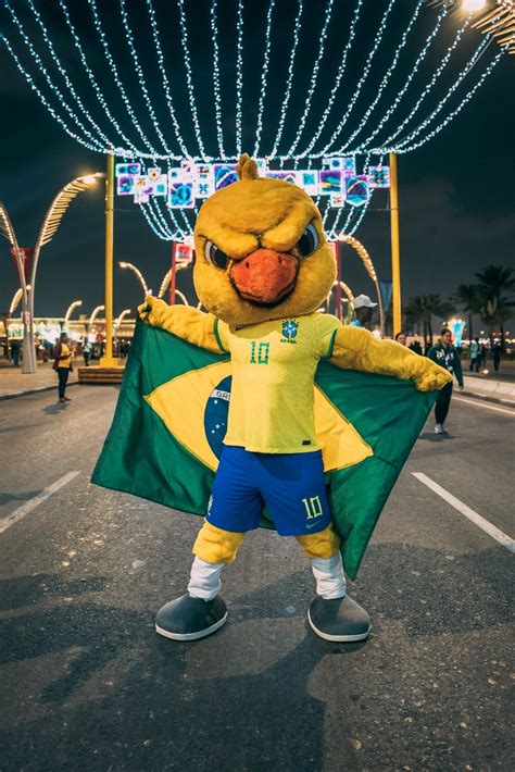 Mascote Da Seleção Canarinho Estreia Na Copa Com Passeio Pelas Ruas De