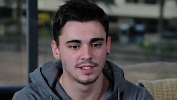 GayCastings Asher Hawk recibe cargas sobre él por parte del agente de casting XVIDEOS