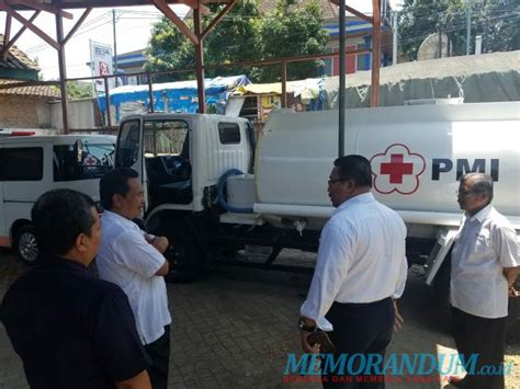 Kekeringan Pmi Jember Datangkan Truk Tangki Air