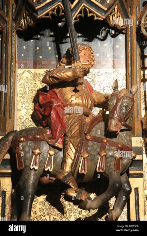 Sculptures En Bois Notre Dame Hi Res Stock Photography And Images Alamy